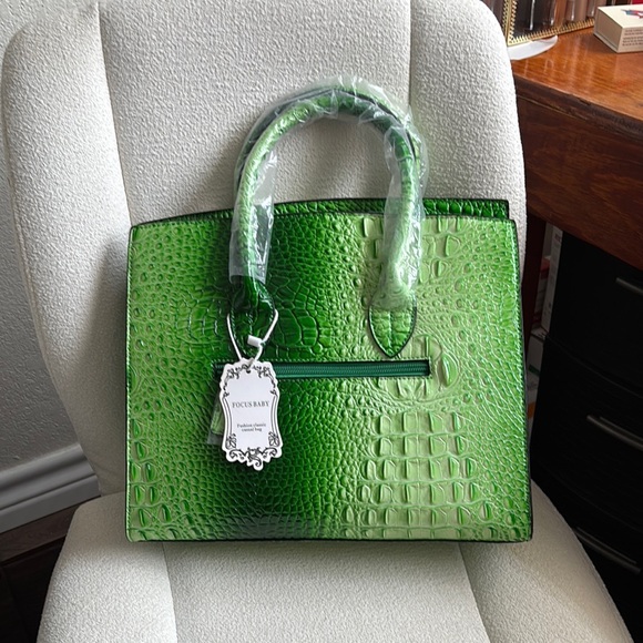 Trendy Boutique Green Satchel with Crocodile Embossed Finish - Picture 4 of 8